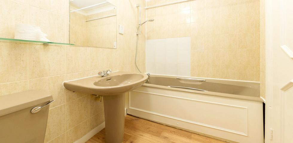 			4 Bedroom, 1 bath, 1 reception Apartment			 St Helens Gardens, LADBROKE GROVE
